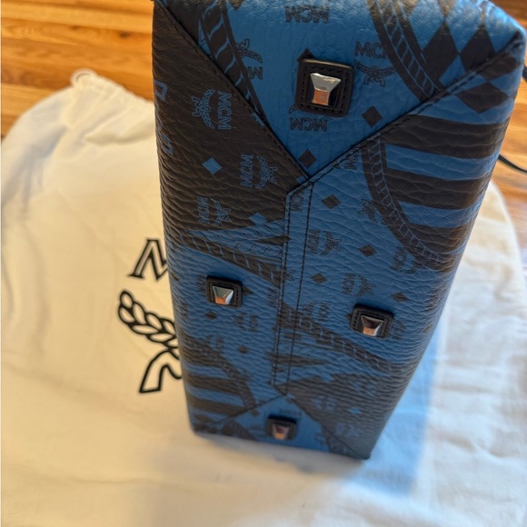 MCM Kira Baroque Print Tote l - Picture 6 of 9